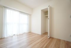 暖かい日差しが差し込む洋室。たっぷり収納できるクローゼット付きでお部屋の中をすっきりと快適に保てます。