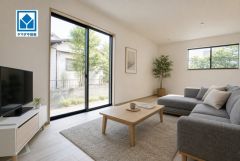 家具はイメージです。大きな窓のあるリビングは、陽光あふれる明るい空間です。居心地良く、ご家族皆がゆったり寛げる憩いの空間となりそうです。