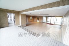 清掃の行き届いたきれいなエントランス。