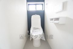 1階2階の2ヶ所にトイレがありますので、忙しい朝にも家族に気を使わず、ゆとりが生まれますね＾＾ 小窓付きで換気する時に便利です＾＾