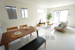 大きな掃き出し窓のあるリビングは、陽光あふれる明るい空間です。ゆったりと寛げる憩いの場となりそうです。