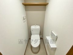 ウォシュレット、暖房便座、節電・節水機能など、使い勝手のよい高機能トイレです。 シンプルなクロスとフローリングで清潔感のある空間です＾＾ 