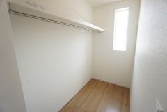 洋室にはハンガーパイプ付きのウォークインクローゼットが設けられています。たっぷり収納できるので衣替えの心配もいりませんね＾＾窓付きで明るい空間＾＾
