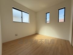 2面採光を確保した明るい室内は、風通しも良く、大変居心地の良い空間となっております。日当たりがよく、子供部屋としての利用もおすすめ。