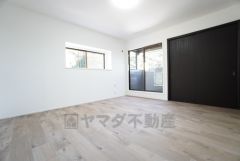 8帖。主寝室としてお使いいただけそうなこちらのお部屋は、日当たりが良く、爽やかな風を感じて起きる朝は、快適生活の始まりに。 