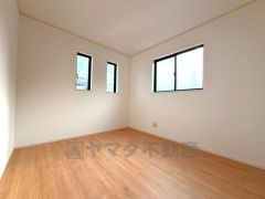 2面採光を確保した明るい室内は、風通しも良く、大変居心地の良い空間となっております。日当たりがよく、子供部屋としての利用もおすすめ。