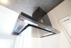 お手入れが簡単なスリム型レンジフードです。調理により発生する油煙や臭いを吸い込み、屋外へ排気してくれます。