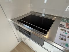 お手入れのしやすいIHクッキングヒーターです。3口コンロなので、効率よくお料理が楽しめます。毎日のお料理も楽しくなりますね＾＾