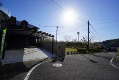 前面道路。 住宅街なので、住人以外の車の進入も少なく、小さなお子様を持つご家庭にも安心です＾＾ 