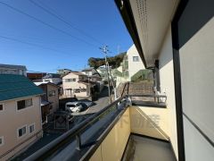 陽当たりの良いバルコニーです。 壁や屋根に守られながら、心地よい自然の光や風を感じることができ、ほどよく開放感のある空間＾＾ 