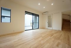 大きな掃き出し窓のあるリビングは、陽光あふれる明るい空間です。ゆったりと寛げる憩いの場となりそうです。