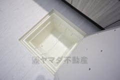 キッチンに床下収納があります。長期保存ができるもの、調理器具、防災グッズを入れておくのもいいですね。