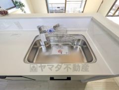 大きなお鍋も楽々洗える幅の広いシンクです＾＾ステンレスシンクなので簡単にお掃除できますよ。洗剤やスポンジもすっきりできる収納付き。