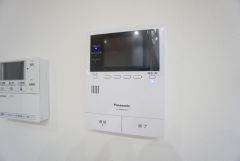 防犯はもちろん、セールスマン対策にもなるモニター付きインターホンです。 来訪者の顔が見えるので安心ですね＾＾