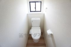 1階温水洗浄機付トイレです。トイレは2ヶ所設けられているので、来客時にも気兼ねなく使えますね。小窓付きで換気も出来ます。