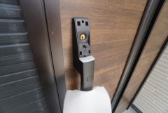 万が一落としてしまっても町の鍵屋さんなどでは簡単に合鍵を作ることができないので、防犯性が高く安心です。