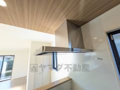 コンロ上には換気扇完備＾＾すぐ横に小窓が設けられているので、換気扇と合わせてWで換気できます＾＾