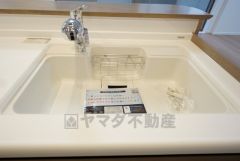 大きなお鍋も楽々洗える幅の広いシンクです＾＾洗剤やスポンジもすっきりできる収納付き。