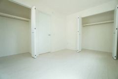 ご夫婦お二人のプライベートシーンを演出する寝室は、2面に大容量のクローゼット付き。明るい陽射しが差し込みます。