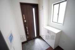 玄関扉から光の差し込む明るい玄関です。