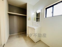 ゆとりのある洗面室。三面鏡つき洗面台は収納も一体型になっているので、化粧品や予備の歯ブラシ等もきれいに整頓できますね。