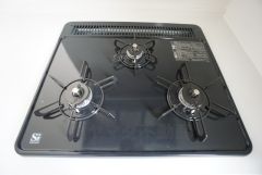 3種類の料理が同時に調理できる、3口ガスコンロ。忙しい夕食の支度時間が短縮できて効率よくお料理が楽しめます。
