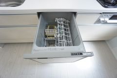 食後の時間にゆとりを与えてくれる食器洗い乾燥機。操作ボタンも上面にあるので、腰をかがめずに操作が楽々。