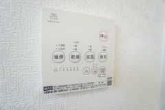 雨の日の洗濯も安心できる浴室暖房乾燥機付き浴室。リモコンで操作もボタン1つで簡単。
