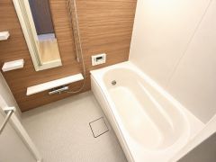 CG加工により小物等を撤去しております。1日の疲れを癒すくつろぎのバスルーム。バスルームの洗い場の床材は水はけの良い素材を採用。