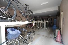 敷地内駐輪場有。通学や通勤に気軽に自転車を利用できます＾＾