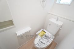 1階2階の2ヶ所にトイレがありますので、忙しい朝にも家族に気を使わず、ゆとりが生まれますね＾＾ 小窓付きで換気する時に便利です＾＾ 