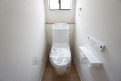 1階2階の2ヶ所にトイレがありますので、忙しい朝にも家族に気を使わず、ゆとりが生まれますね＾＾ 小窓付きで換気する時に便利です＾＾