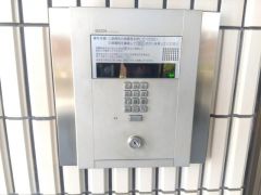 エントランスに来客者用のオートロック付き。外部の人が自由に建物内に出入りできないため、不審者の侵入防止効果があります。