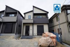 全3区画の新築戸建が新登場です。 シンプルでいつまでも飽きのこないデザインが周囲の環境に調和し、どんなご家族にもフィットするデザインです。