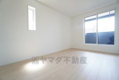 6.7帖。主寝室としてお使いいただけそうなこちらのお部屋は、日当たりが良く、爽やかな風を感じて起きる朝は、快適生活の始まりに。