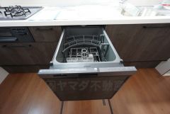食後の時間にゆとりを与えてくれる食器洗い乾燥機。操作ボタンも上面にあるので、腰をかがめずに操作が楽々。
