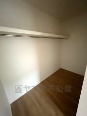 ウォークインクローゼットには扉を付けていないので部屋がより広く感じられますね。 使用頻度が少ないものは枕棚の上に、足元には3段ボックスを置いて、フル活用できますね＾＾