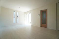 リビングは広々とした設計で、家族が集い、寛ぐ暮らしの空間を演出しています。