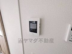 防犯はもちろん、セールスマン対策にもなるモニター付きインターホンです。 来訪者の顔が見えるので安心ですね＾＾