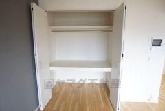 リビングには広めの収納が設けられています。物が沢山集まりがちなリビングに収納スペースがあると便利ですね＾＾ 