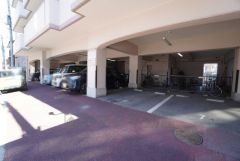 敷地内平面駐車場有。空き状況はお問い合わせ下さい。