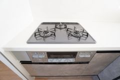 3種類の料理が同時に調理できる、3口ガスコンロ。忙しい夕食の支度時間が短縮できて効率よくお料理が楽しめます。