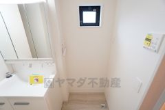 ランドリースペース上部には窓も付いており換気に便利です＾＾