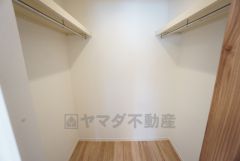 寝室にはハンガーパイプ付きのウォークインクローゼットが設けられています。たっぷり収納できるので衣替えの心配もいりませんね＾＾全居室収納付き。 