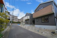 現地（2025年9月）撮影 前面道路：西側約6.12ｍ、南側約4.84ｍ