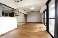 大きな掃き出し窓のあるリビングは、陽光あふれる明るい空間です。ゆったりと寛げる憩いの場となりそうです。