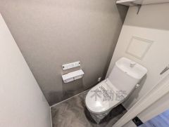 ウォシュレット、暖房便座、節電・節水機能など、使い勝手のよい高機能トイレです。 上部には収納棚が付いています＾＾