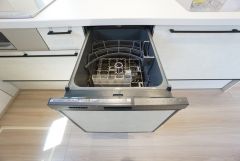 炊事時間を大幅に短縮できる食器洗浄乾燥機付き＾＾食器を洗う手間が減るので家族とのコミュニケーションの時間や自分の時間が増えますね。