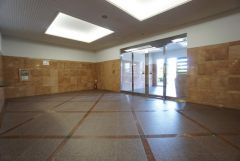 大きな照明とガラス扉からの光で、清潔感のある空間になっています。きれいに保たれたロビーが安らぎに満ちた暮らしへ誘います。