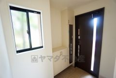 ご家族の靴をスッキリと片付けられるシューズボックス付きの玄関です＾＾ 鏡付きなのでお出かけ前の身だしなみチェックに便利＾＾採光も考えられた明るい空間です＾＾